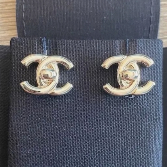 100% Auth CHANEL 2022 CC Turnlock Gold Tone Earrings Studs / Gorgeous/Never worn - Picture 2 of 4